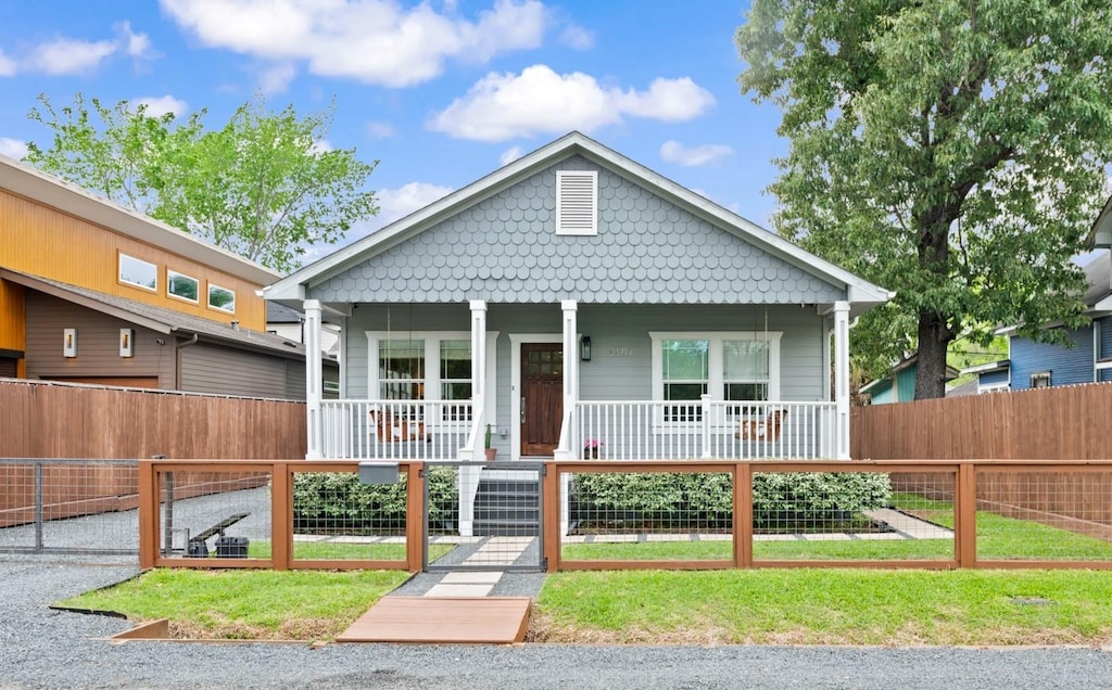 view of front facade featuring a front lawn and a porch