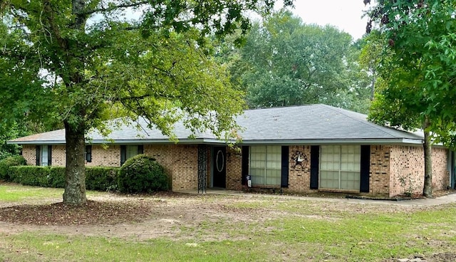 view of front facade with a front lawn