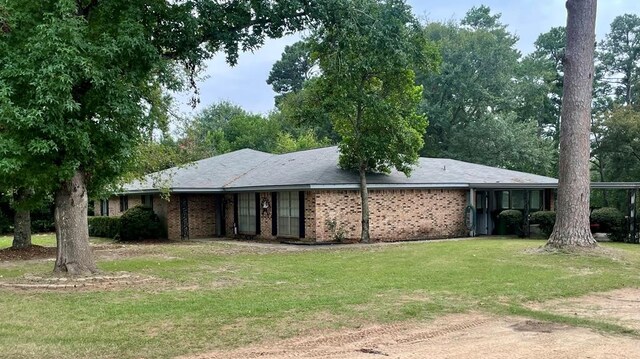 single story home featuring a front lawn