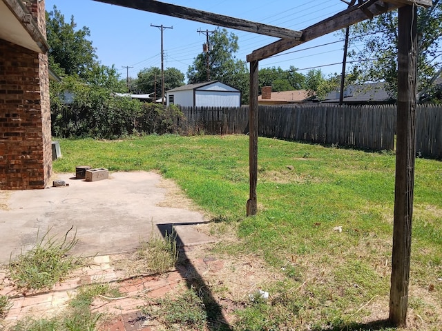 view of yard featuring a patio area