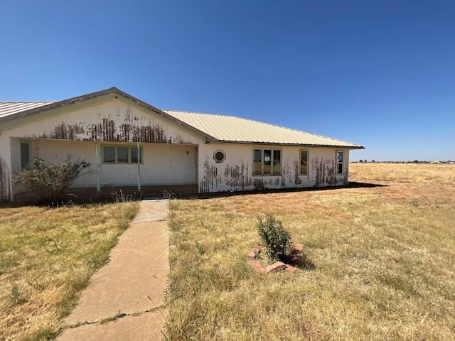 ranch-style house featuring a front lawn