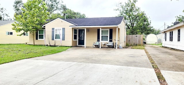 view of front of house with a front lawn