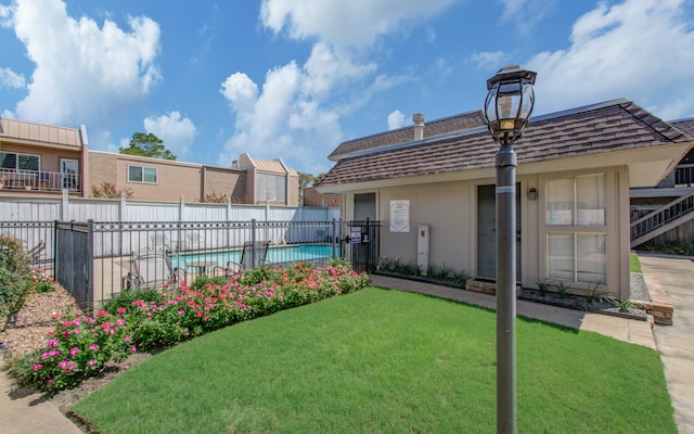 view of yard featuring a fenced in pool