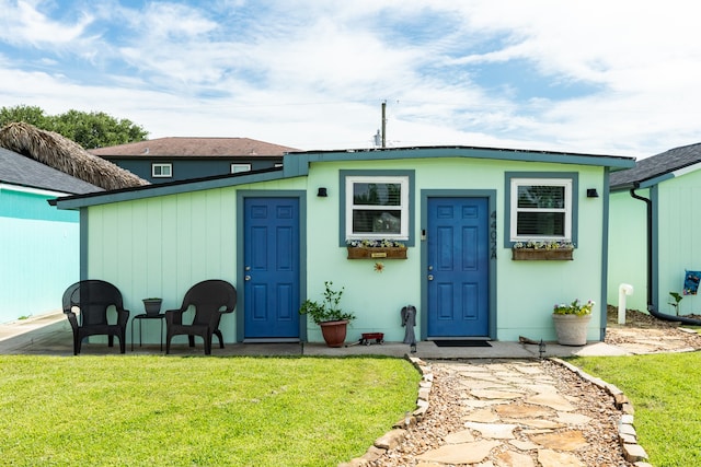 view of front of property with a front lawn