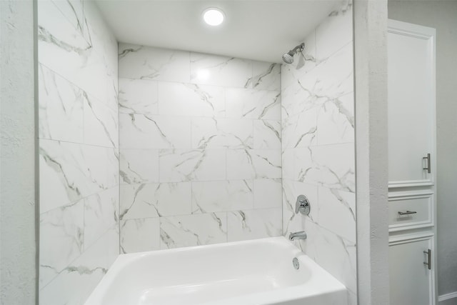 bathroom with tiled shower / bath combo