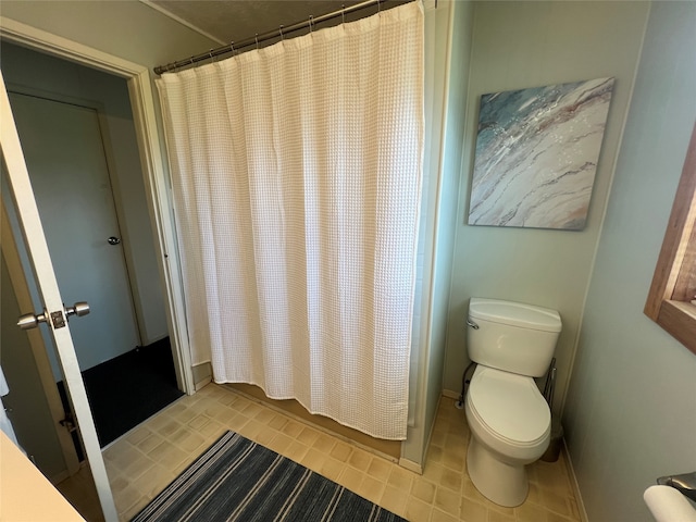 bathroom featuring toilet and a shower with curtain