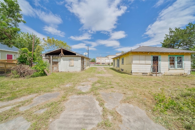 view of yard featuring an outdoor structure