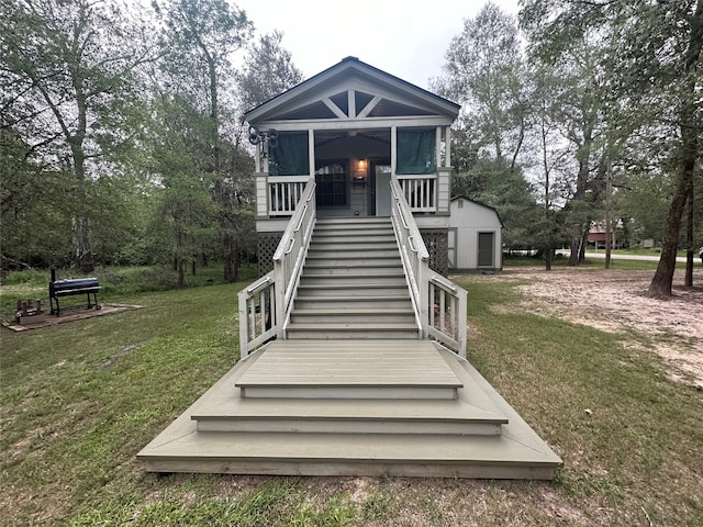 view of front of house featuring a front lawn