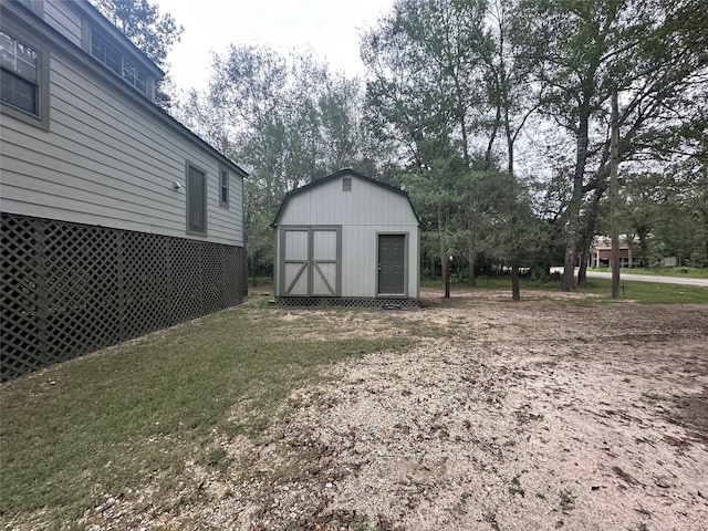 view of yard with a storage shed