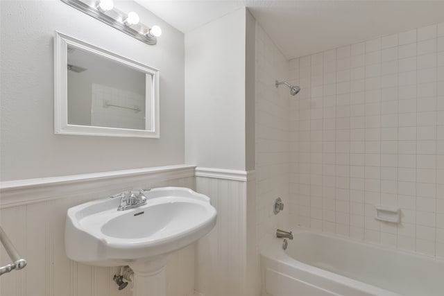 bathroom featuring tiled shower / bath combo