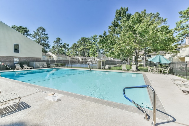 view of swimming pool