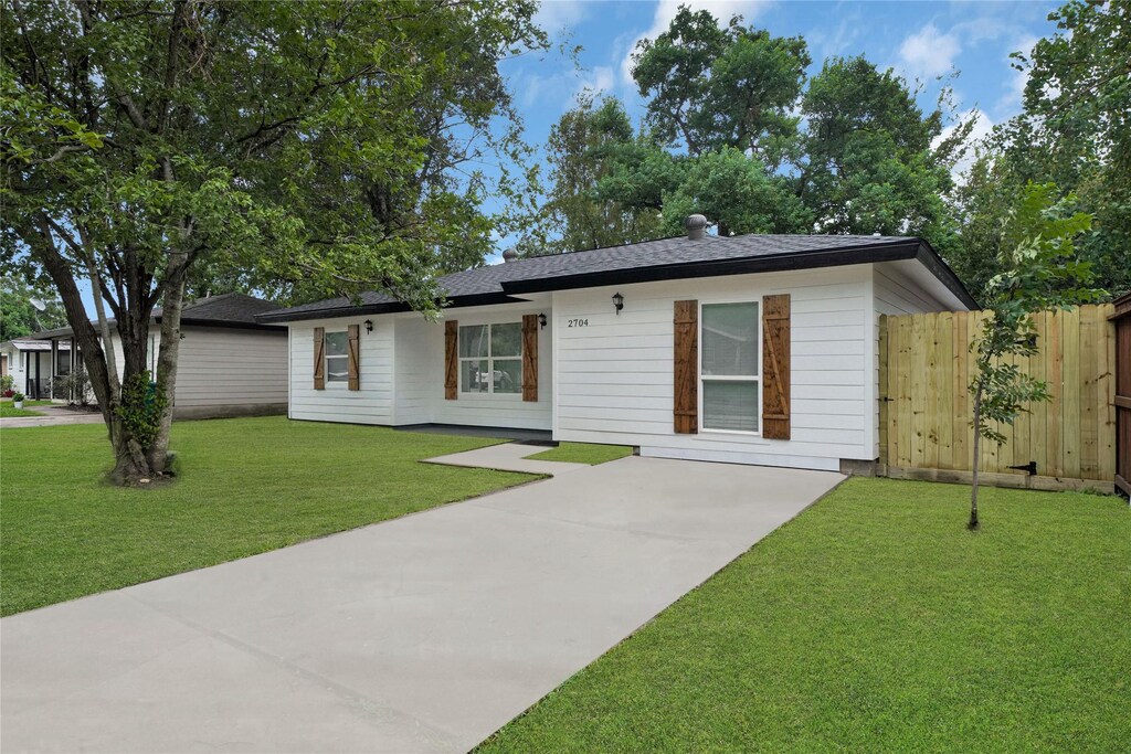 2704 Morningside Ln, Pasadena, TX 77506 - ranch-style home with concrete driveway and a patio