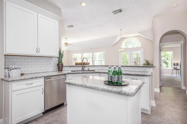 kitchen with a center island, sink, kitchen peninsula, ceiling fan, and stainless steel dishwasher