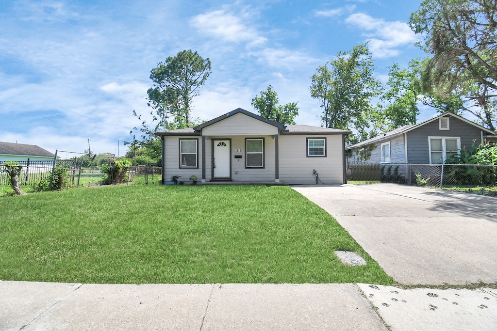 single story home with a front lawn