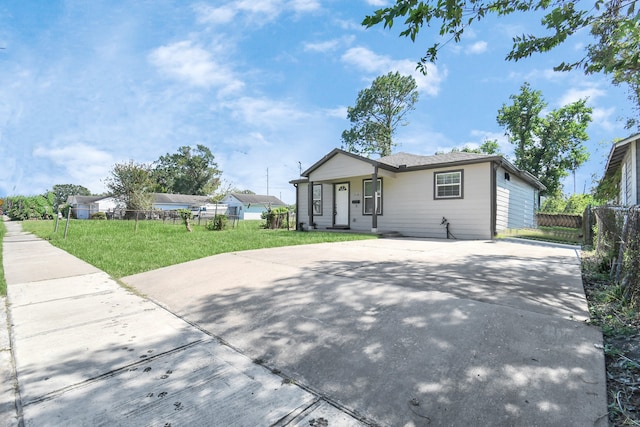 single story home featuring a front yard