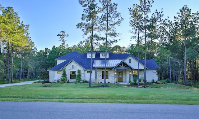 view of front facade featuring a front lawn