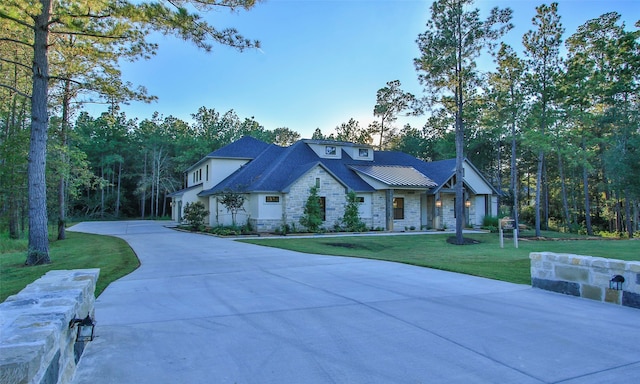 view of front of property featuring a front lawn