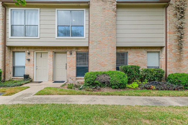 multi unit property featuring a front lawn