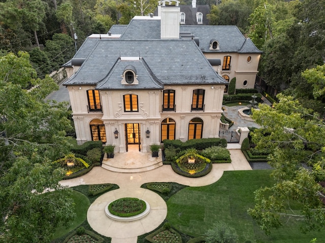 view of front facade featuring a patio and a front lawn