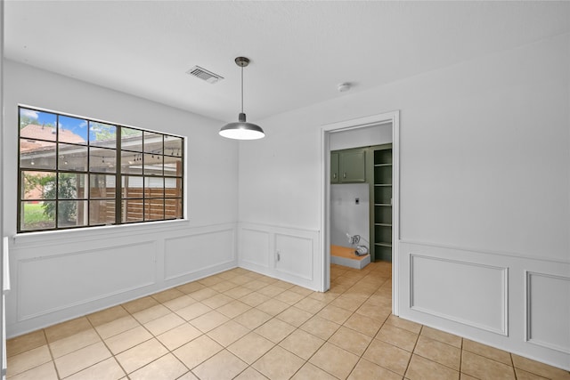 unfurnished room featuring light tile patterned flooring