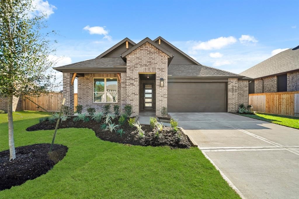 view of front facade featuring a garage and a front yard