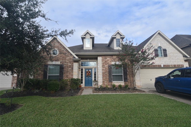 view of front facade featuring a front yard