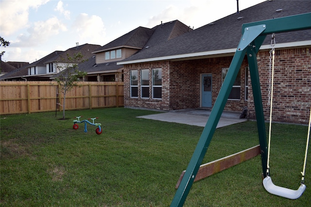 view of yard featuring a patio area