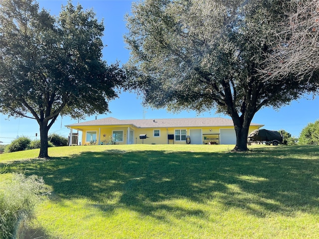 view of front facade with a front lawn