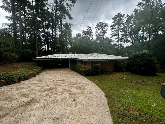 view of front of property featuring a front lawn and a carport