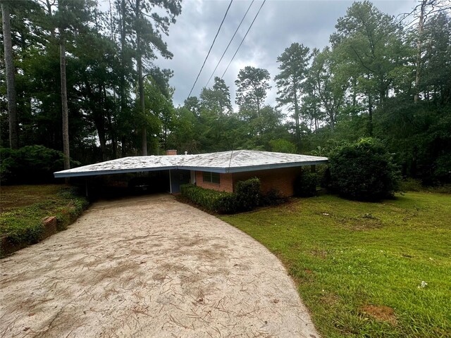 view of front of house with a carport and a front yard