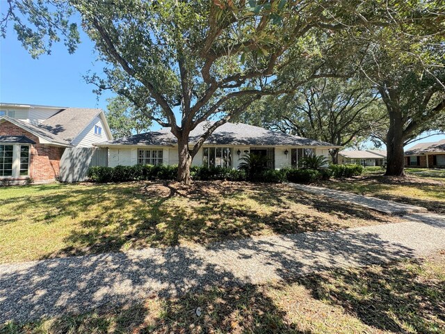 single story home featuring a front yard