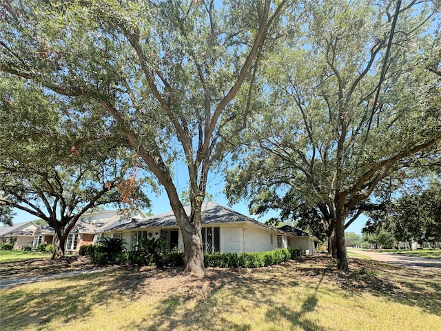 single story home featuring a front lawn