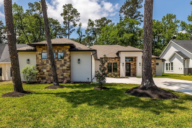 view of front facade featuring a front yard