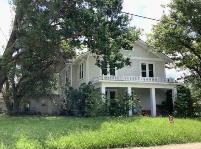 view of front of house featuring a front yard