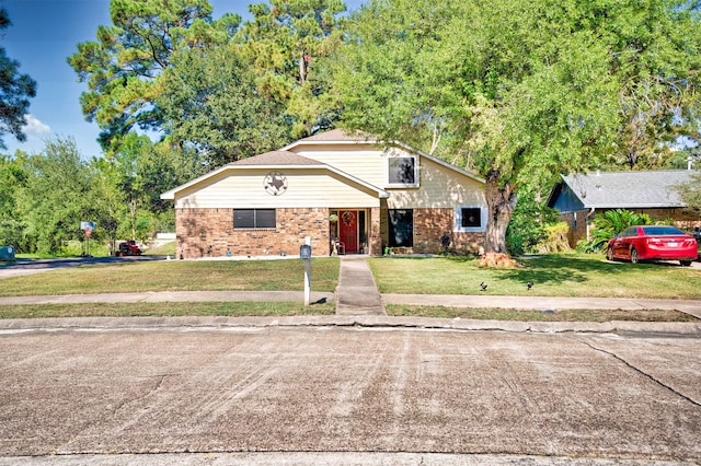 view of front of home featuring a front lawn