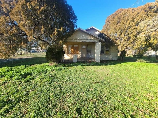 view of front of property with a front yard