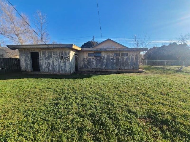 back of house featuring a yard