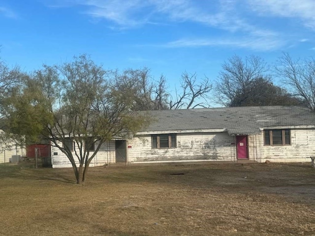 single story home with a front yard