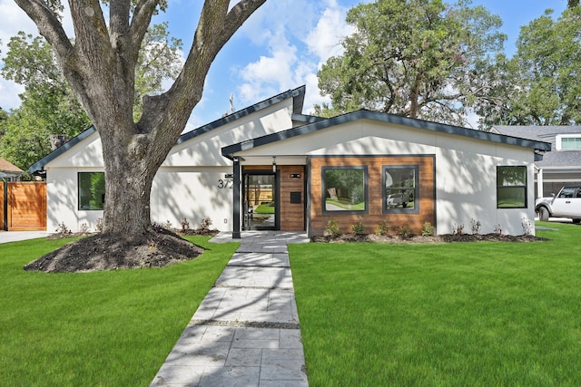 view of front facade featuring a front yard