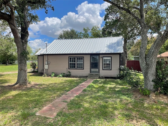 view of front facade featuring a front yard