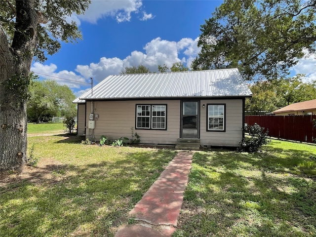 view of front of house featuring a front lawn