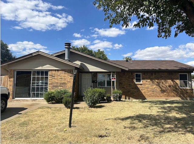 view of front of home featuring a front yard