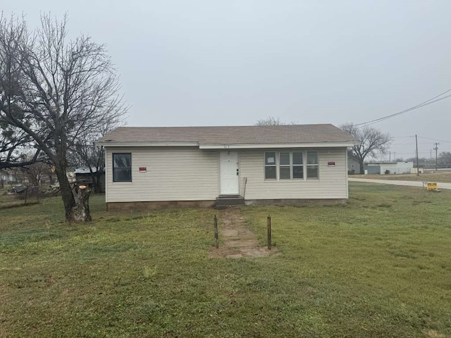 view of front of property featuring a front lawn