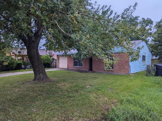 view of front of home featuring a garage and a front lawn