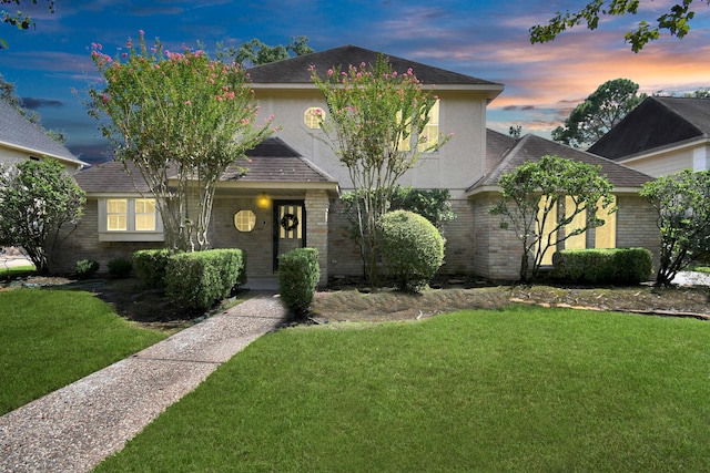 view of front facade featuring a yard