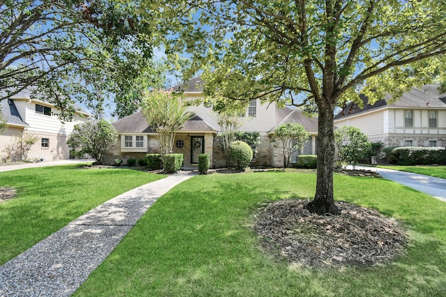 view of front of property featuring a front lawn