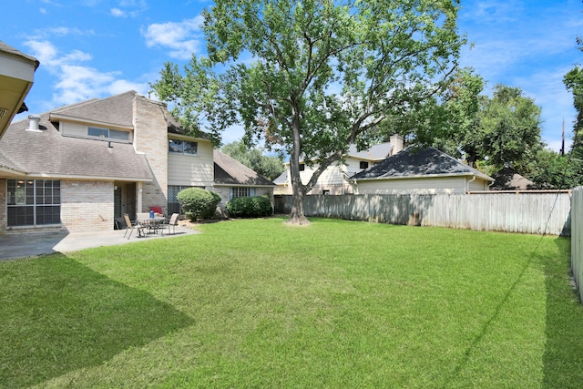 view of yard featuring a patio area