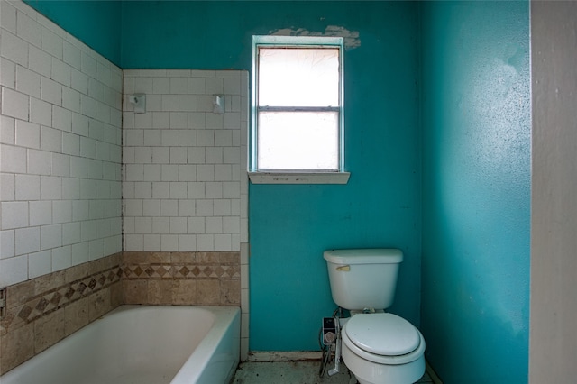 bathroom featuring toilet and a washtub