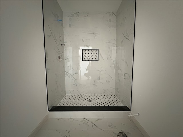 bathroom featuring tiled shower