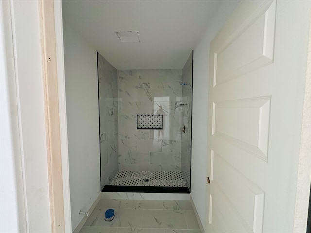 bathroom featuring tiled shower